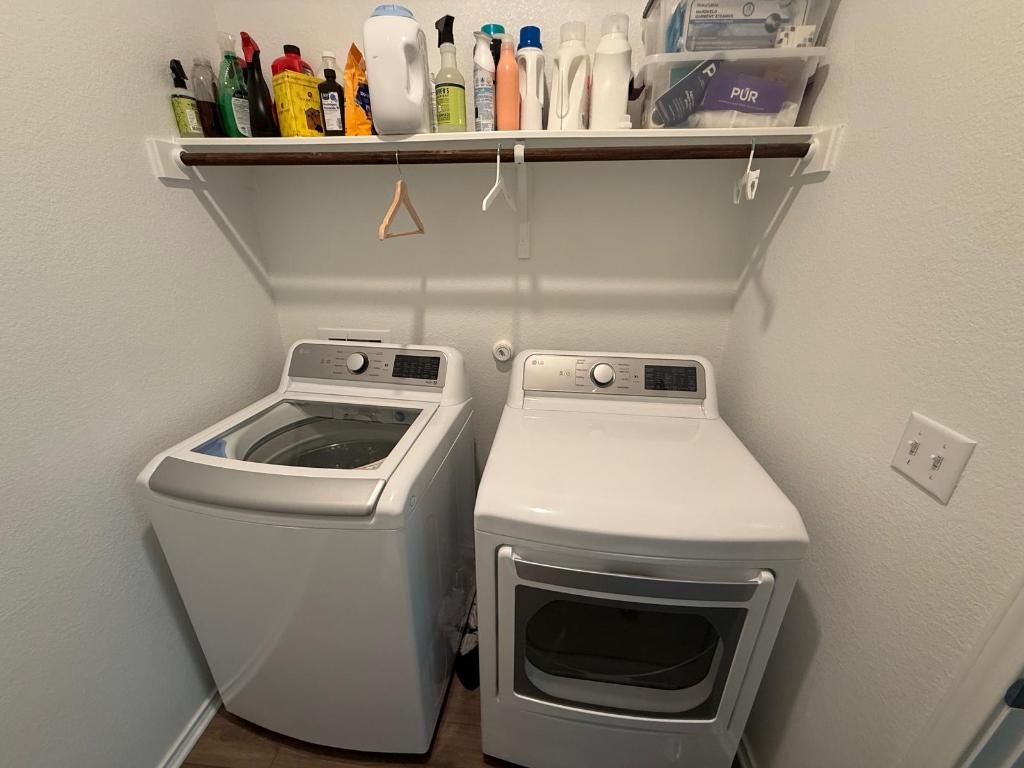380 Mendoza Kyle, TX 78640 - Photo 21 of 28 a utility room with dryer and washer