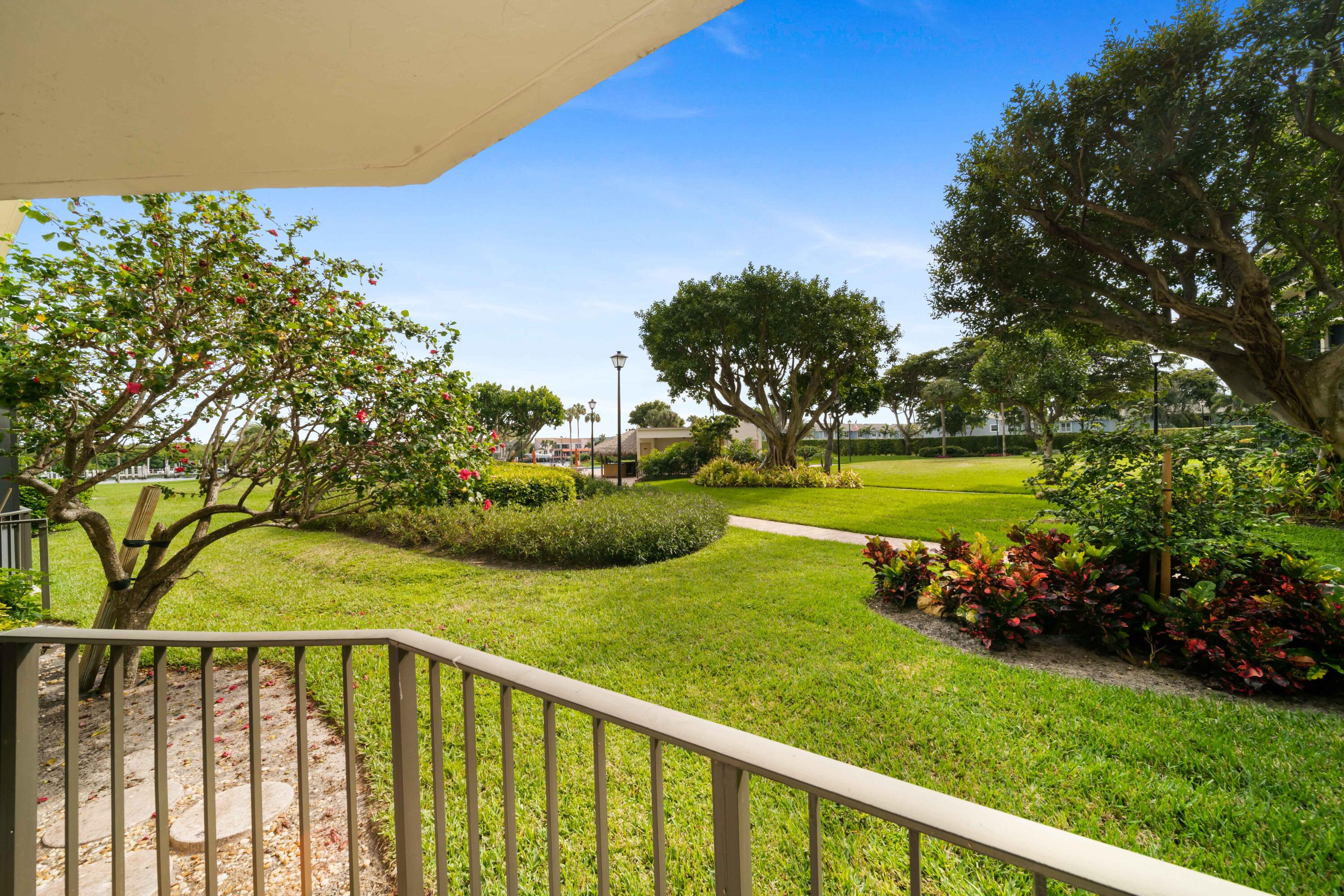 899 Jeffery Street, Unit 107 Boca Raton, FL 33487 - Photo 4 of 43 FXX_9527