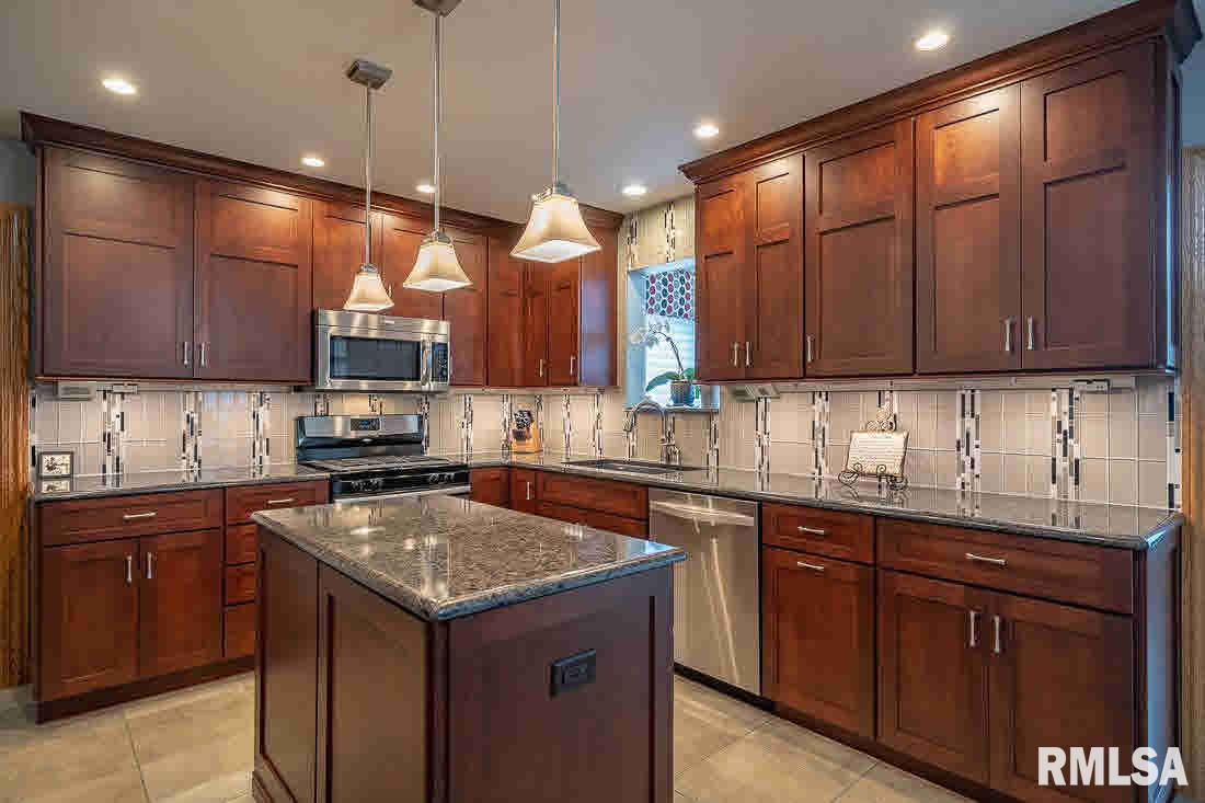 2087 Ashford Road Bettendorf, IA 52722 - Photo 5 of 24 Gallery Image 5
