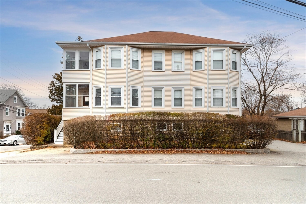 35 Richardson Street, Unit 2 Wakefield, MA 01880 - Photo 4 of 32 a front view of a house