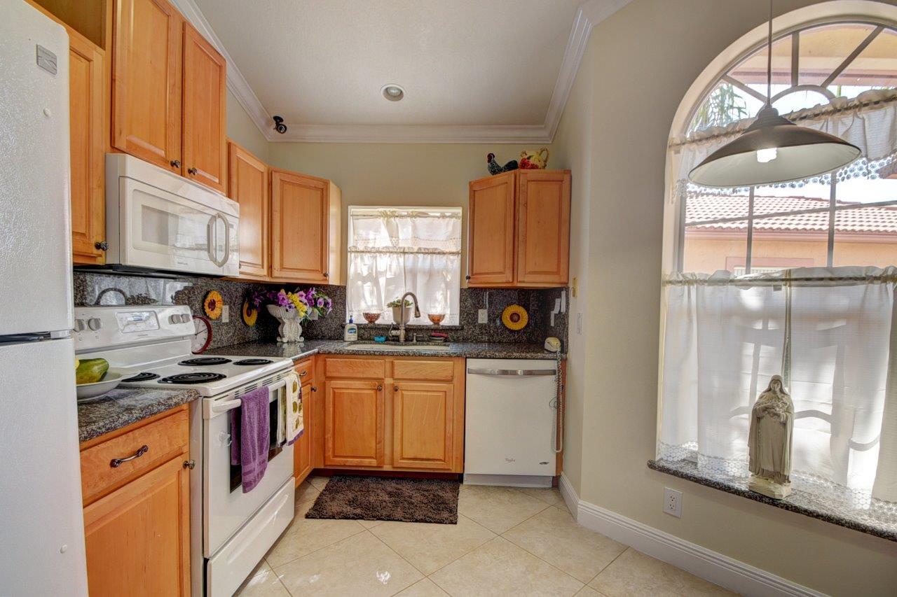 8565 Vía Serena Boca Raton, FL 33433 - Photo 15 of 37 Kitchen