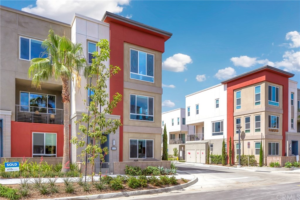 132 Citysquare Irvine, CA 92614 - Photo 2 of 60