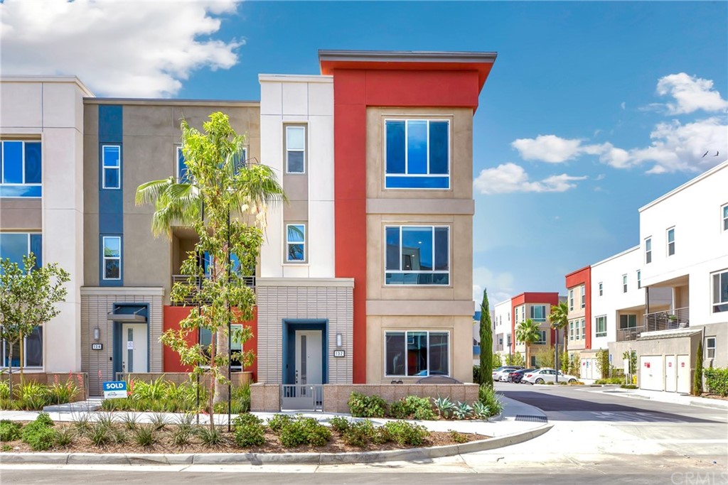 132 Citysquare Irvine, CA 92614 - Photo 3 of 60