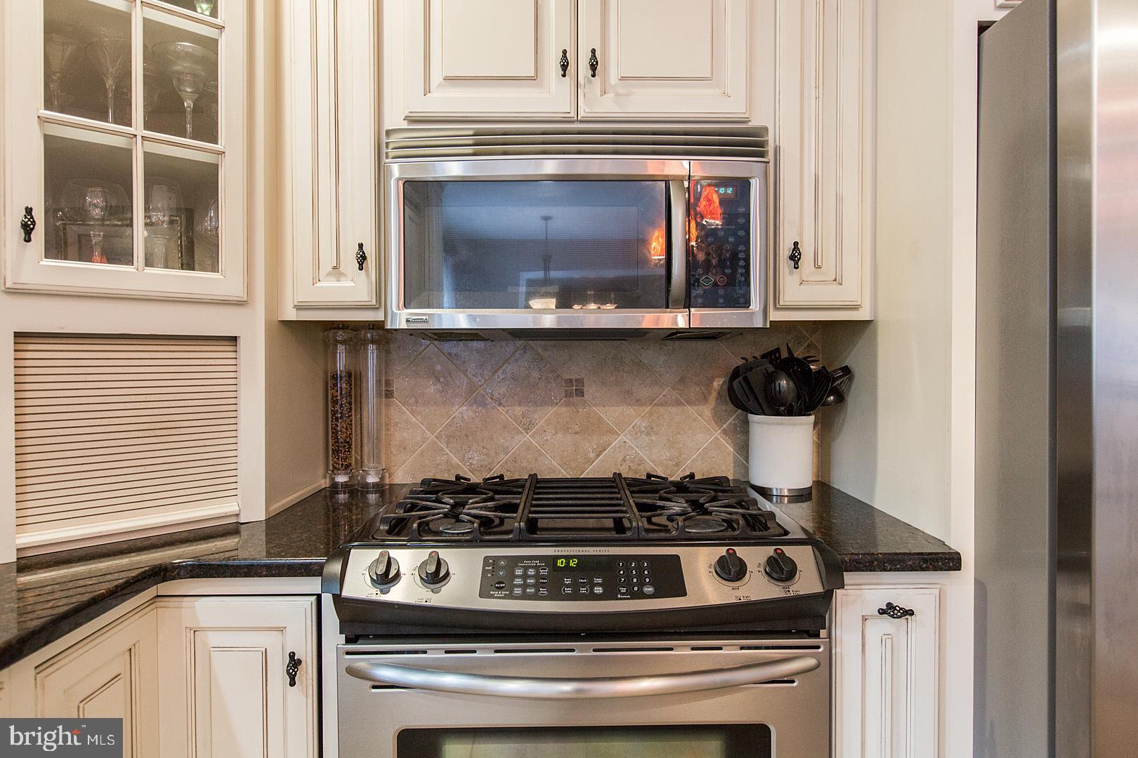 242 Browning Road Lancaster, PA 17602 - Photo 22 of 63 Gas Cooking