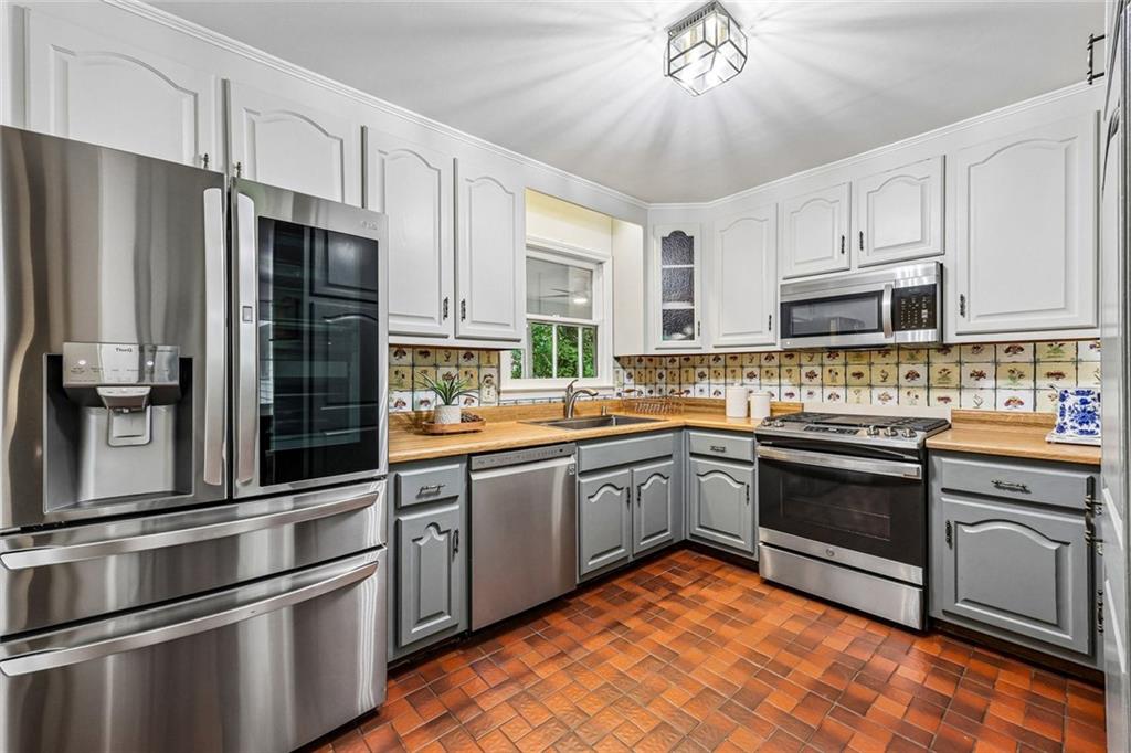 12160 Arnold Mill Road Roswell, GA 30075 - Photo 4 of 37