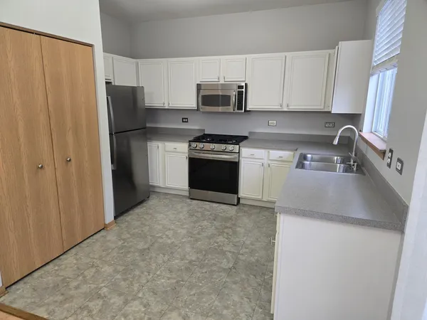 $2,200 | 614 Littleton Trail, Elgin, IL 60120