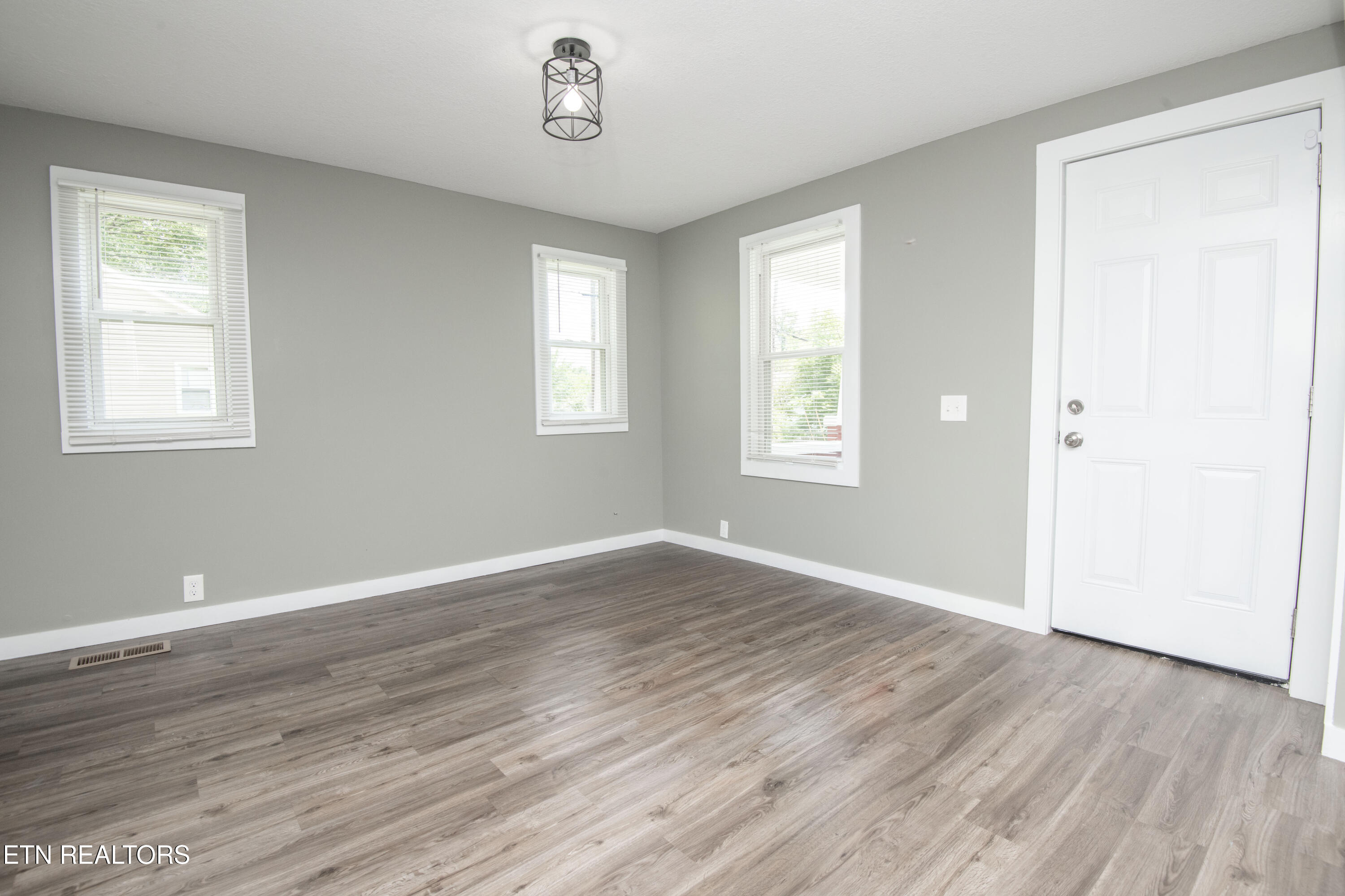 912 Medaris Street Clinton, TN 37716 - Photo 11 of 44 living 3