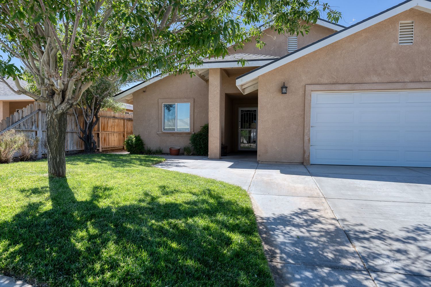 1009 Sims Street Ridgecrest, CA 93555 - Photo 38 of 40 a house with garden area