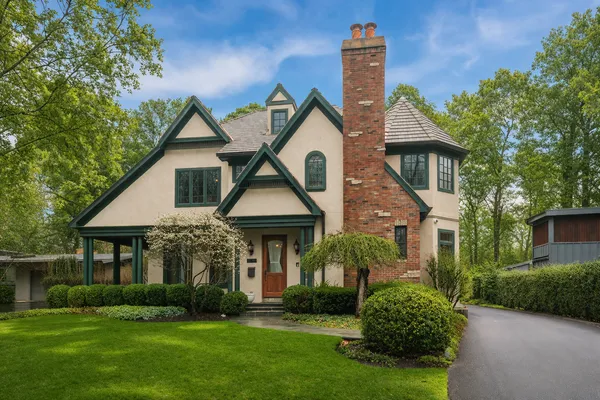 $2,049,000 | 338 East Witchwood Lane, Lake Bluff, IL 60044