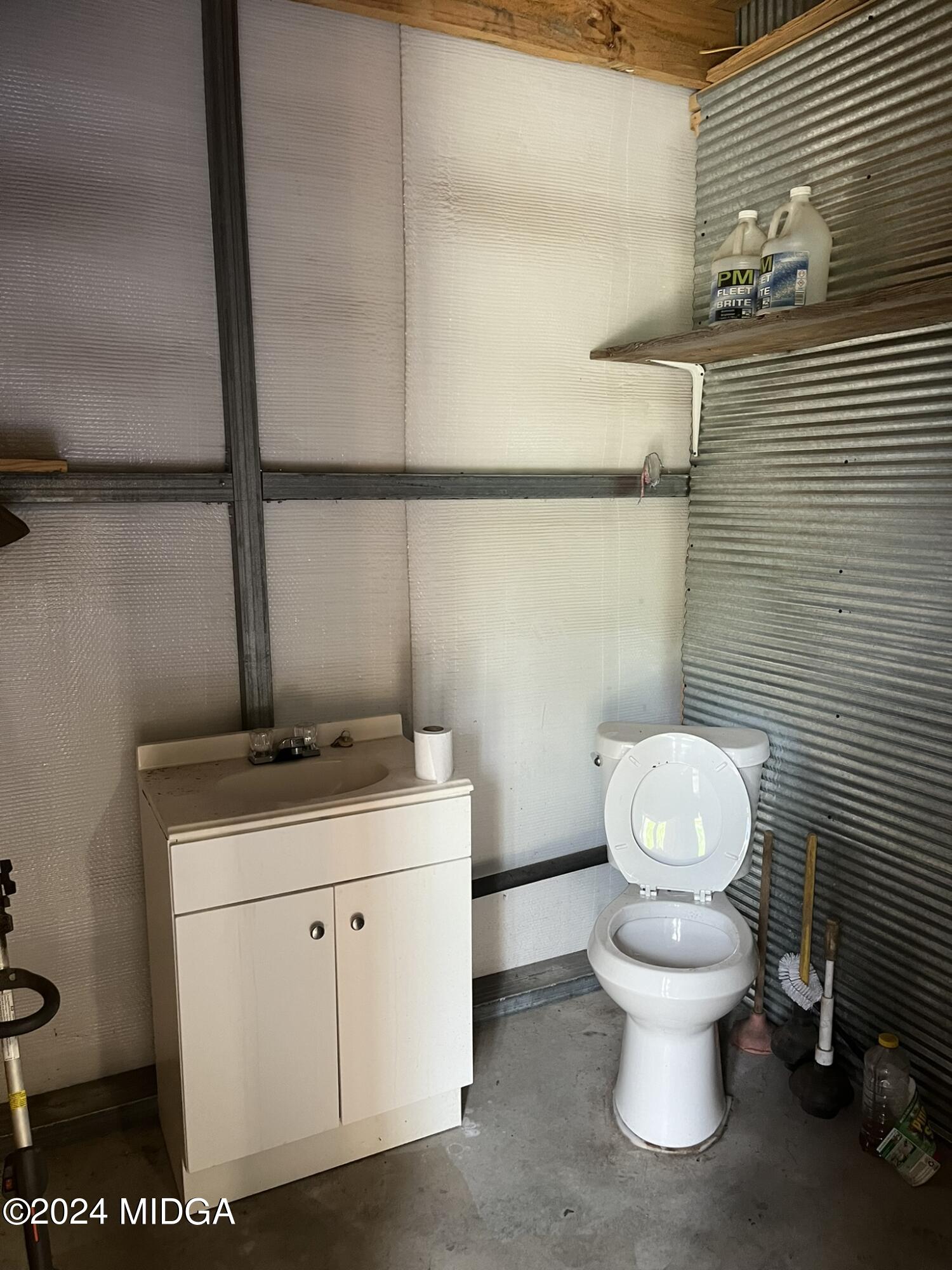 381 Elam Street Gordon, GA 31031 - Photo 18 of 28 restroom-garage