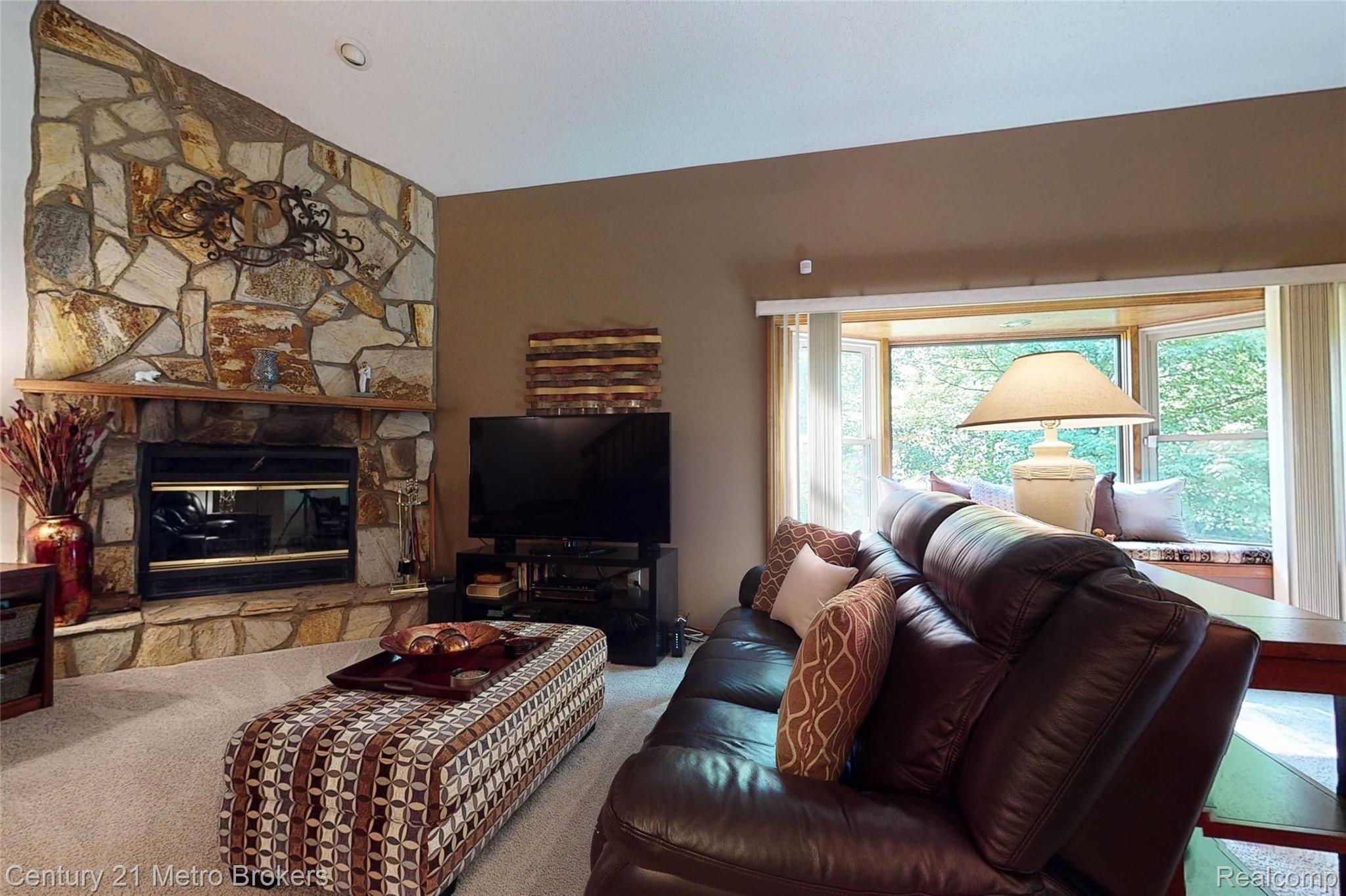 9341 Pettit Road Birch Run, MI 48415 - Photo 17 of 76 9341-Pettit-Rd-14 Living Room.jpg