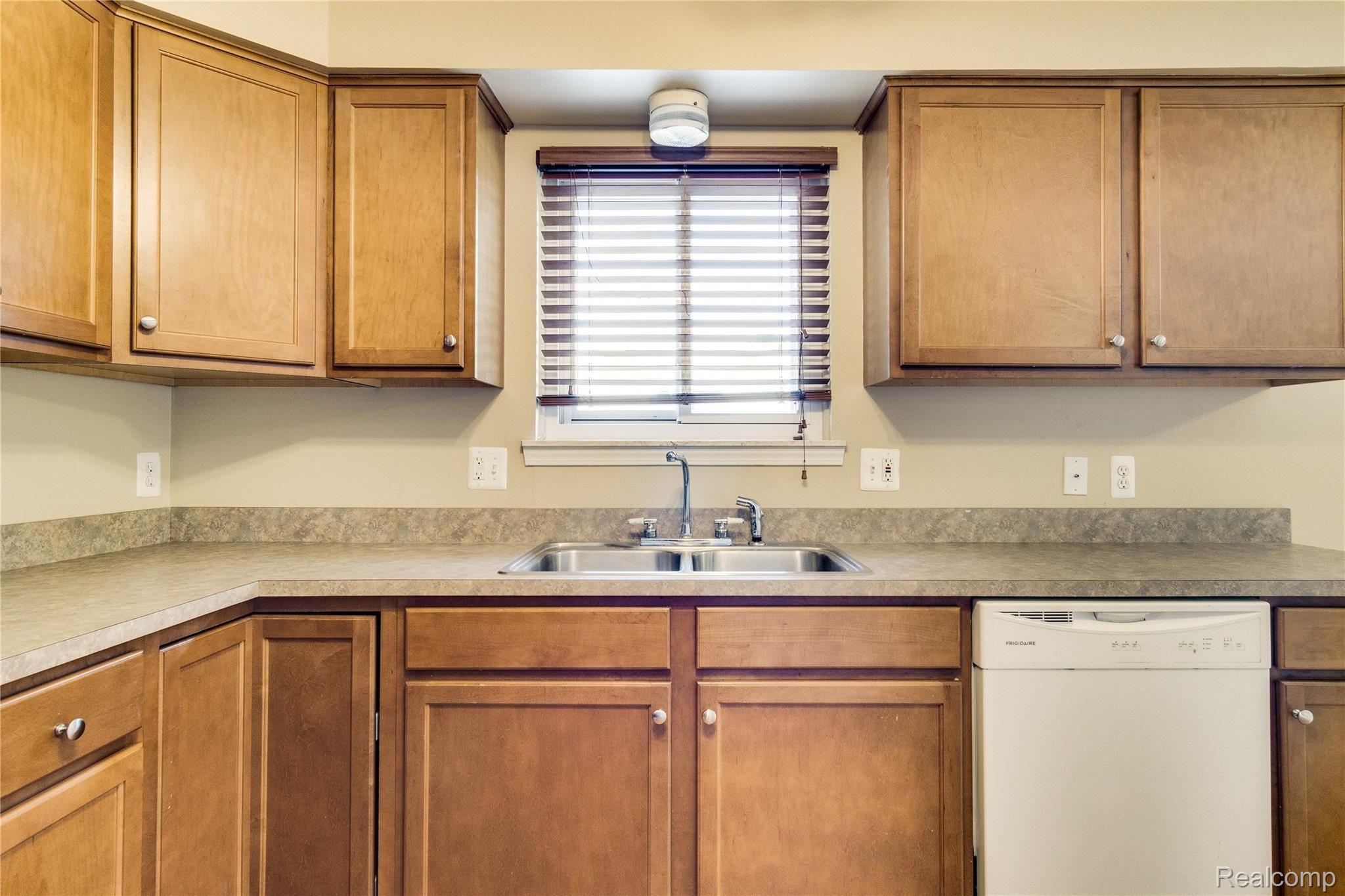 3476 Cone Avenue Rochester, MI 48309 - Photo 16 of 53 Interiors (11 of 41).jpg