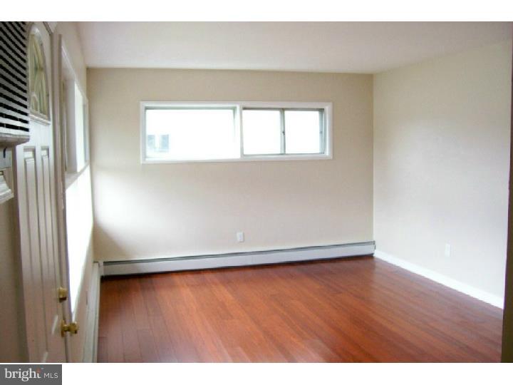 2822 Norcom Road Philadelphia, PA 19154 - Photo 2 of 25 Living Room
