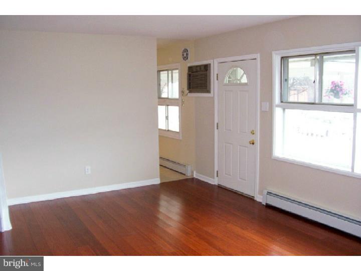 2822 Norcom Road Philadelphia, PA 19154 - Photo 3 of 25 Living Room