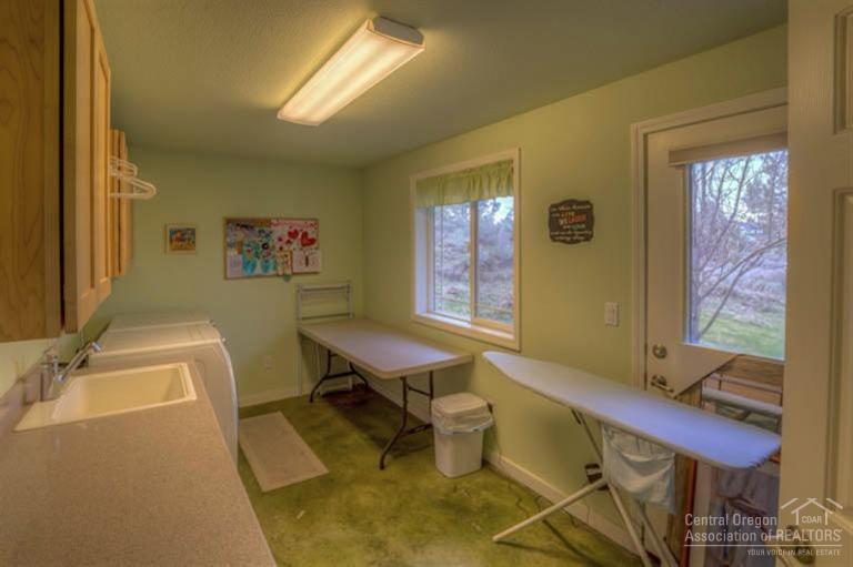 62433 Quail Ridge Road Bend, OR 97701 - Photo 15 of 25 a room with furniture and window