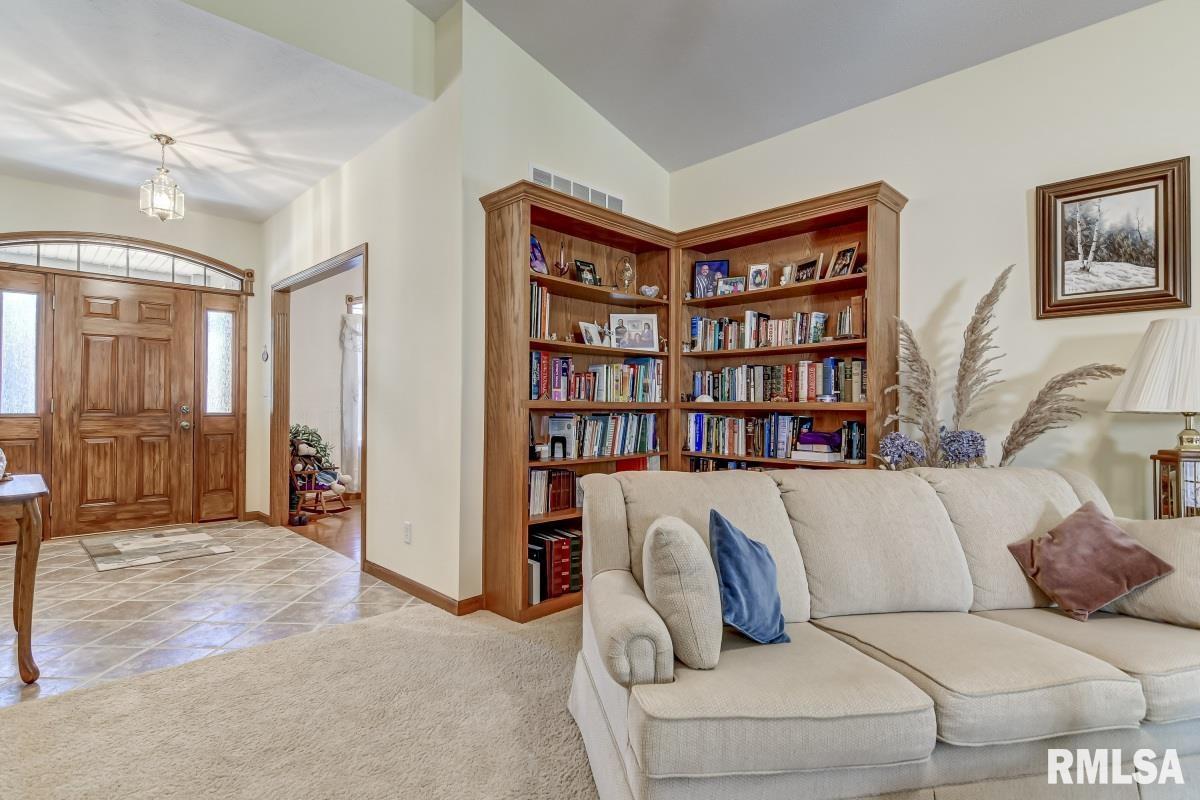 6501 Willow Springs Road Springfield, IL 62712 - Photo 7 of 38