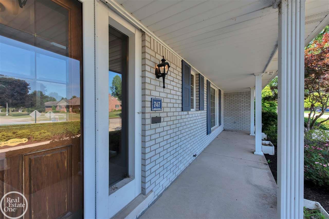 747 Ballantyne Road Grosse Pointe, MI 48236 - Photo 14 of 46 50016439-13.JPG