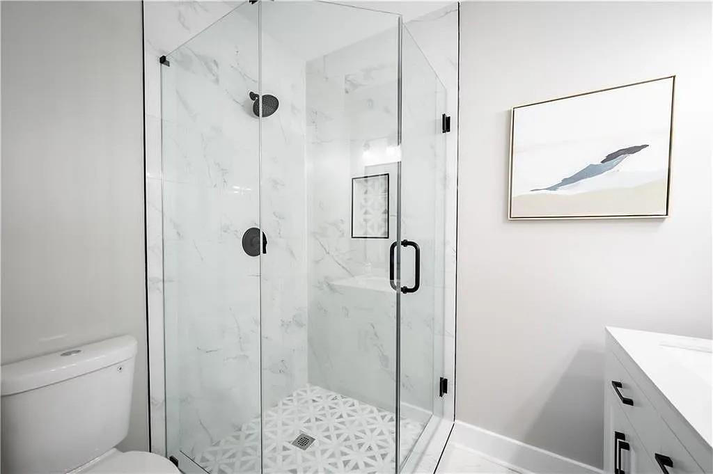 943 Rose Circle Southwest Atlanta, GA 30310 - Photo 21 of 33 a bathroom with a shower and toilet