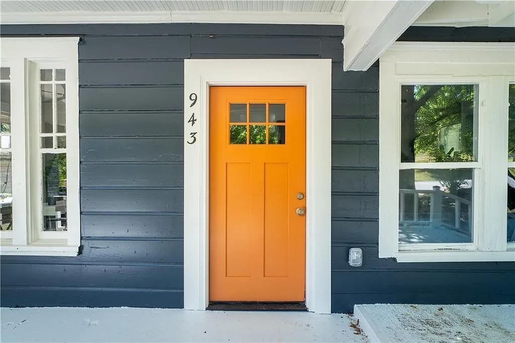 943 Rose Circle Southwest Atlanta, GA 30310 - Photo 3 of 33 a view of front door