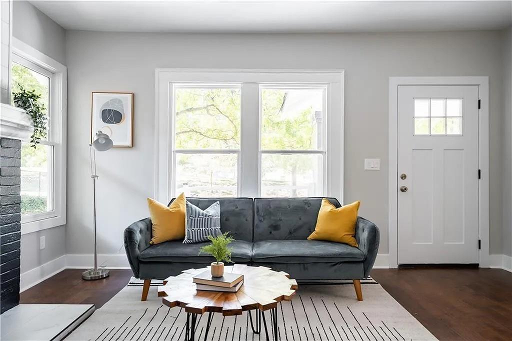 943 Rose Circle Southwest Atlanta, GA 30310 - Photo 9 of 33 a living room with furniture and a window