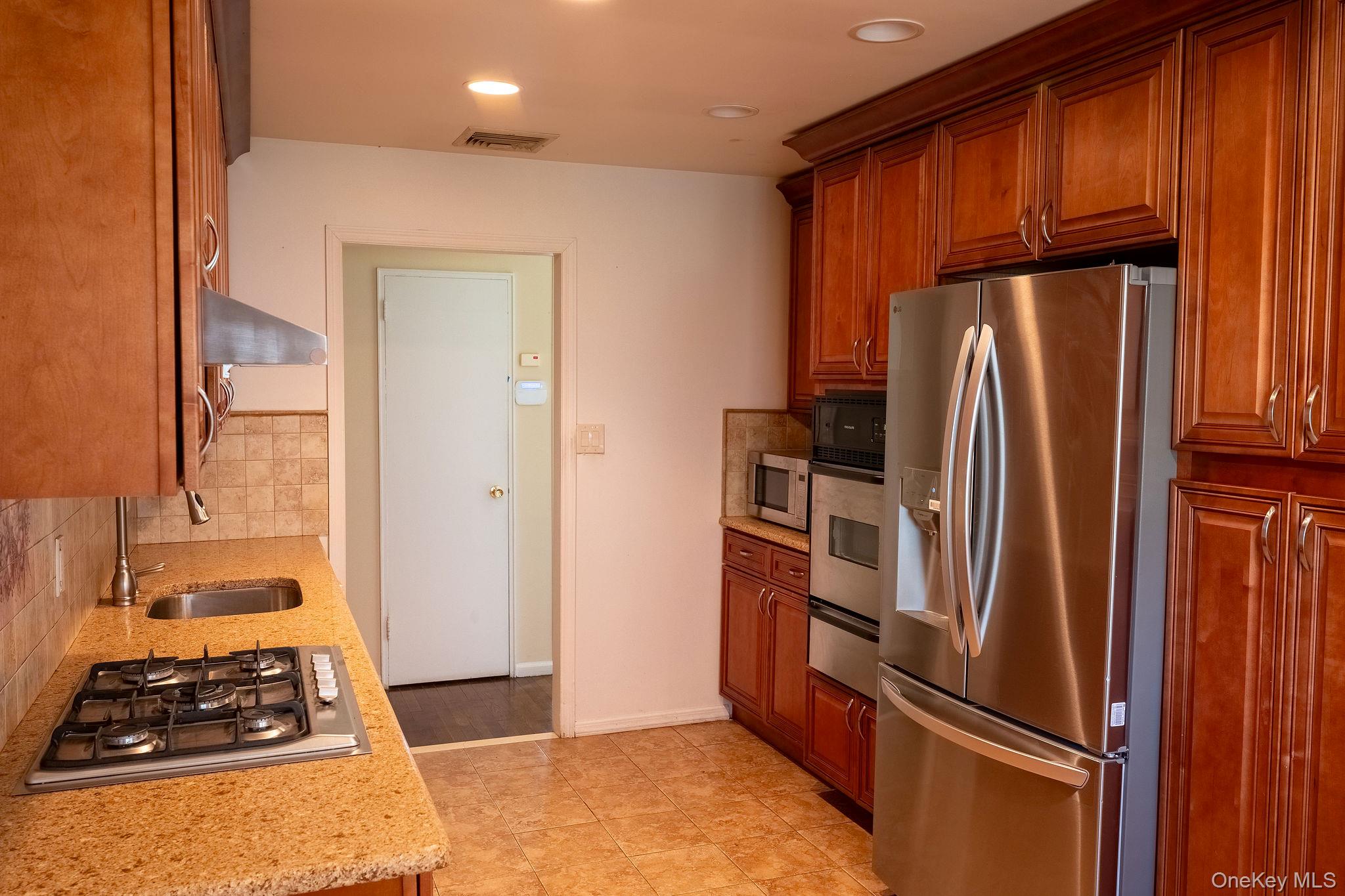 39 Deer Path Lane Syosset, NY 11791 - Photo 11 of 31