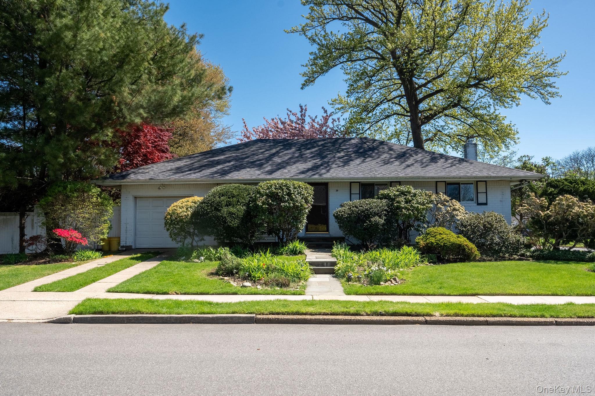 39 Deer Path Lane Syosset, NY 11791 - Photo 2 of 31