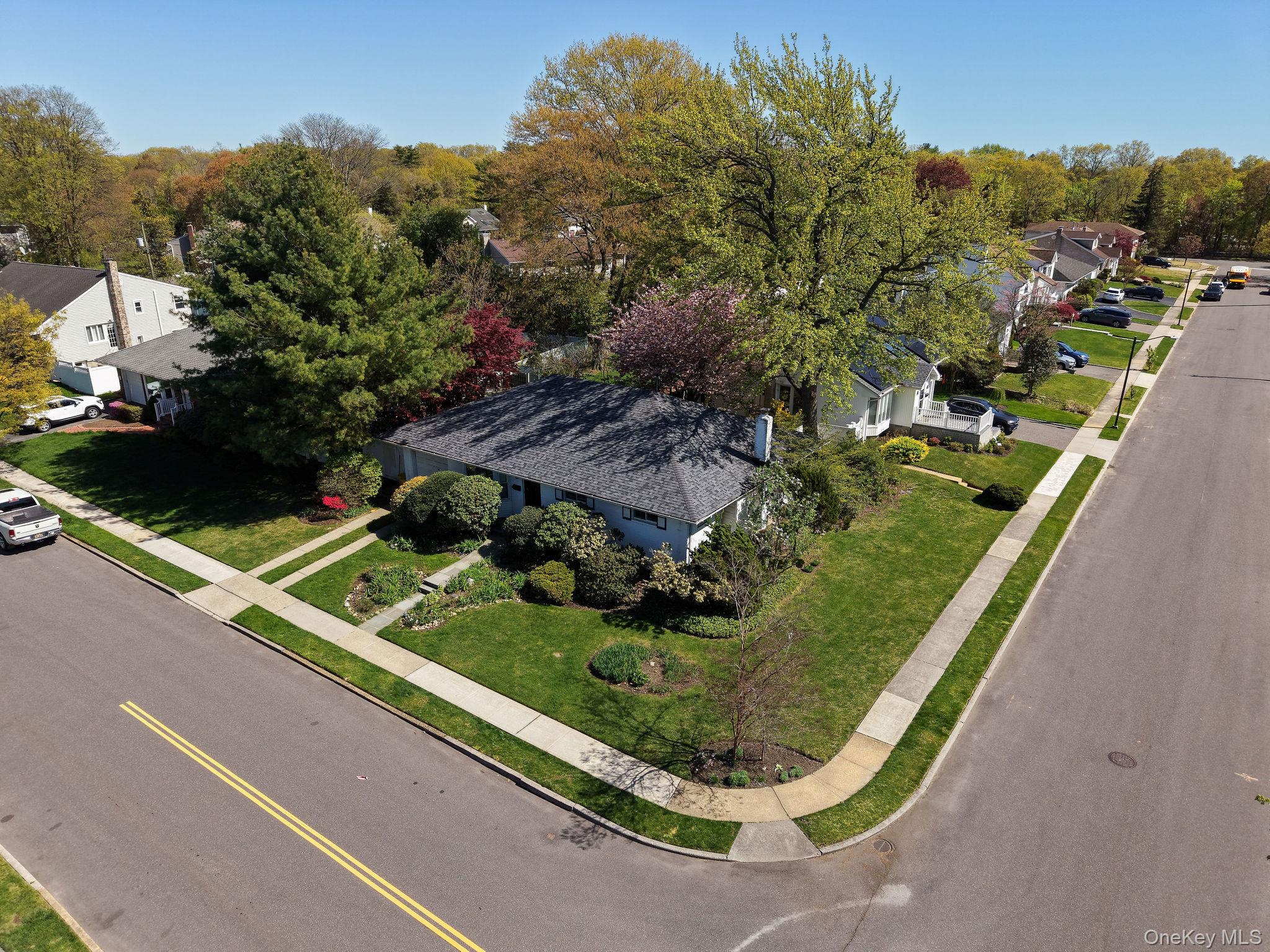 39 Deer Path Lane Syosset, NY 11791 - Photo 25 of 31