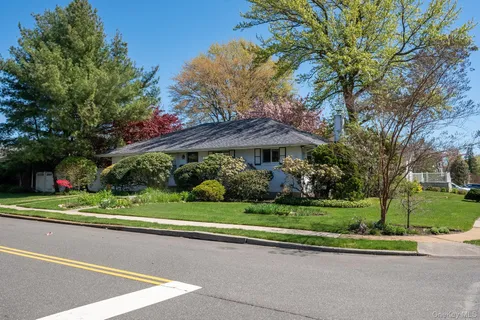 $1,099,000 | 39 Deer Path Lane, Syosset, NY 11791
