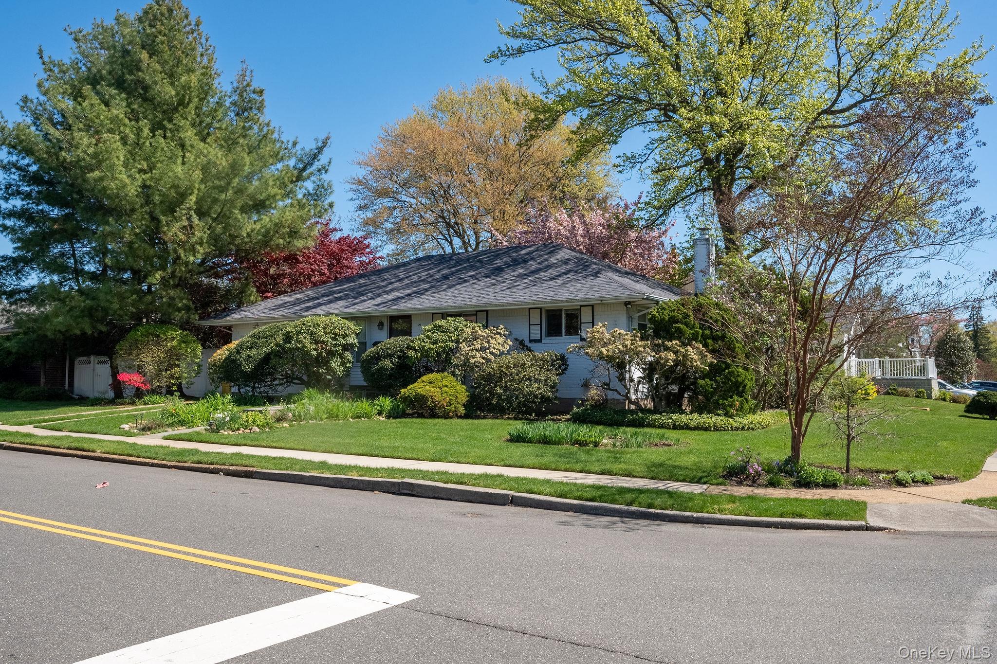 39 Deer Path Lane Syosset, NY 11791 - Photo 4 of 31