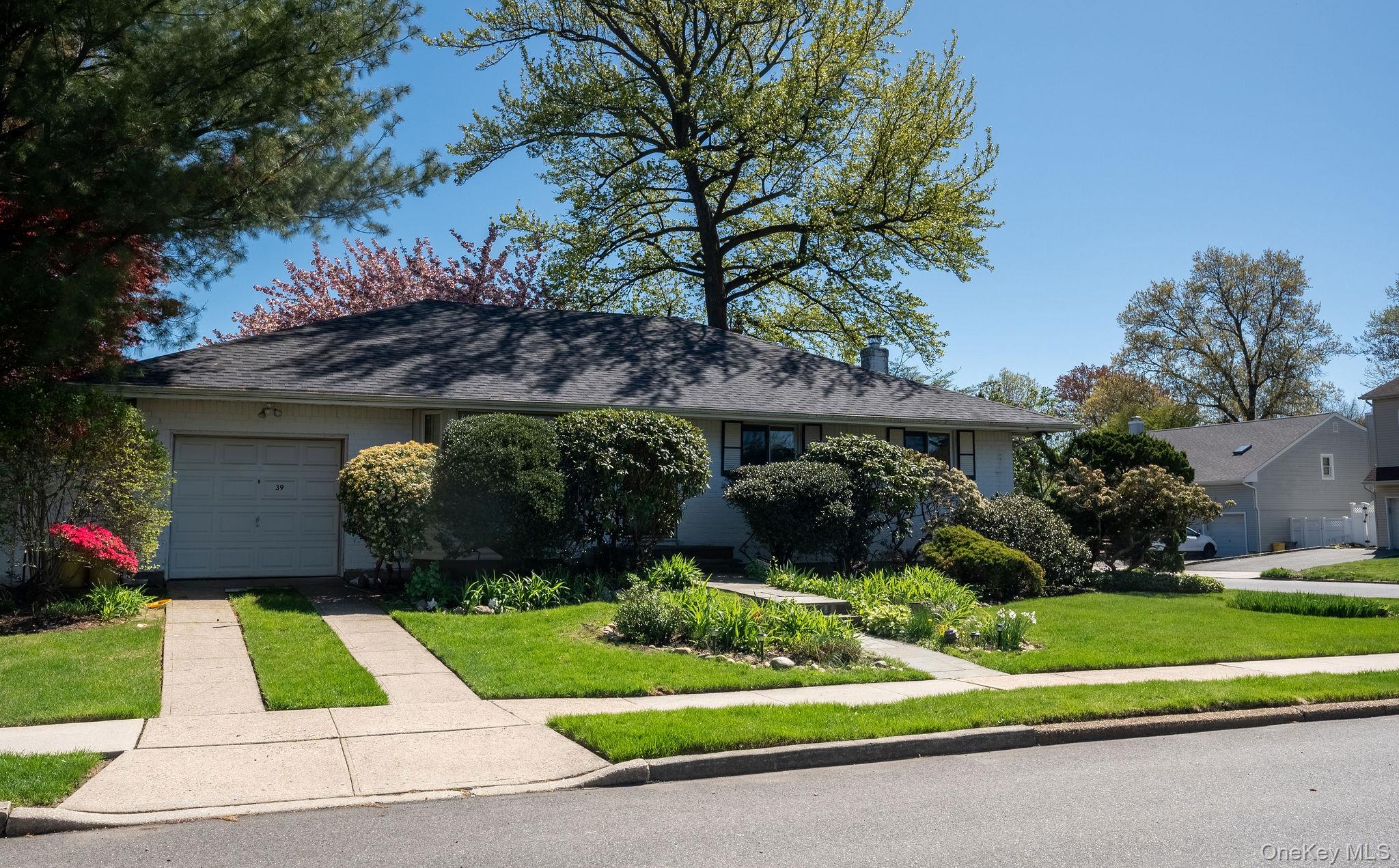 39 Deer Path Lane Syosset, NY 11791 - Photo 6 of 31