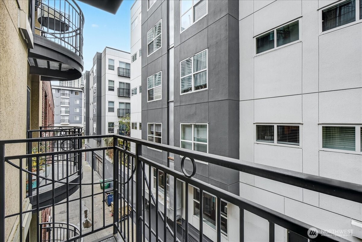 425 Vine Street, Unit 421 Seattle, WA 98121 - Photo 11 of 19