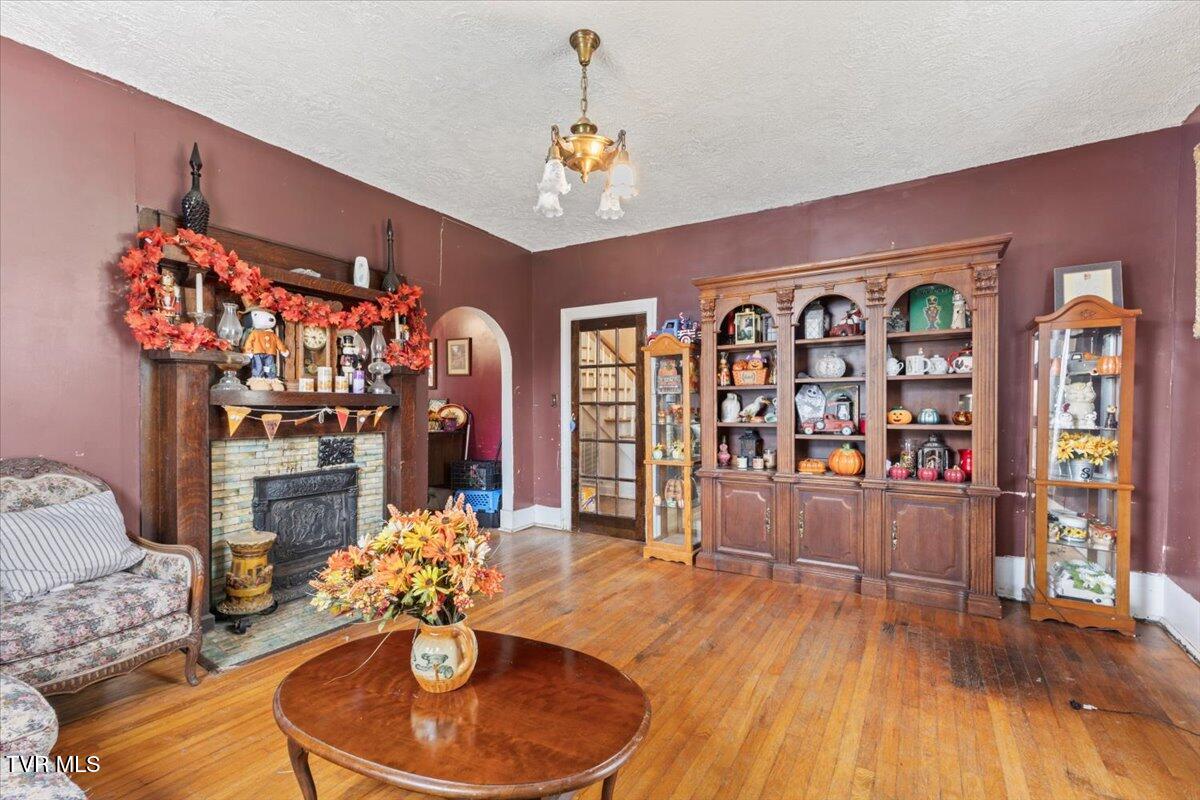 104 Maple Street Glade Spring, VA 24340 - Photo 2 of 42 22-128A9587