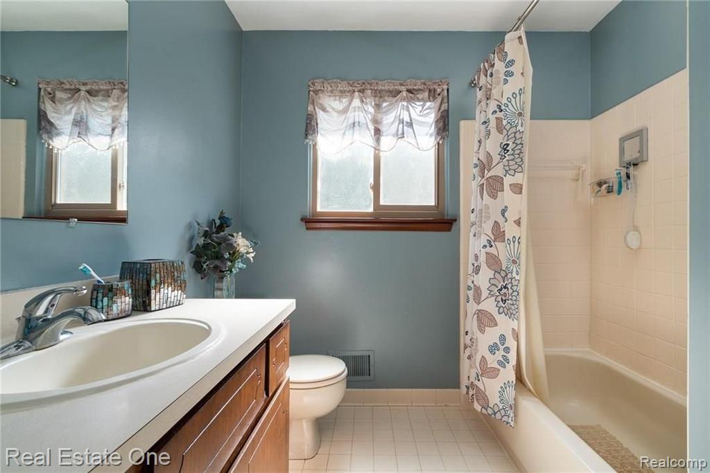 220 Red Oak Lane Rochester Hills, MI 48307 - Photo 12 of 29