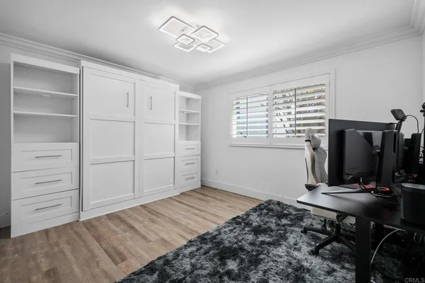 a view of a livingroom with furniture