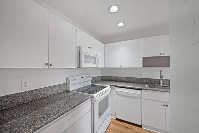 $1,950 | 1845 Northwest 18th Street, Unit 103, Delray Beach, FL 33445