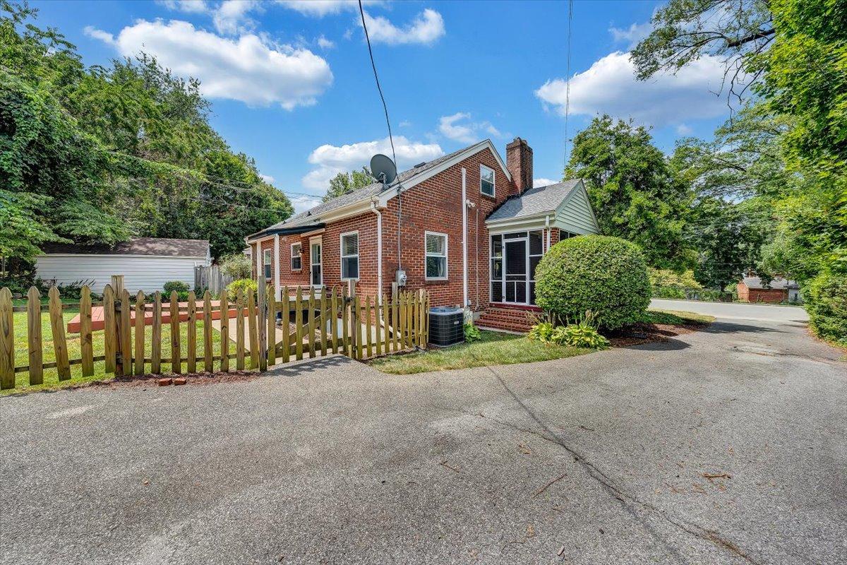 2014 York Road Southwest Roanoke, VA 24015 - Photo 6 of 38 THE EXPERIENCE IS REAL