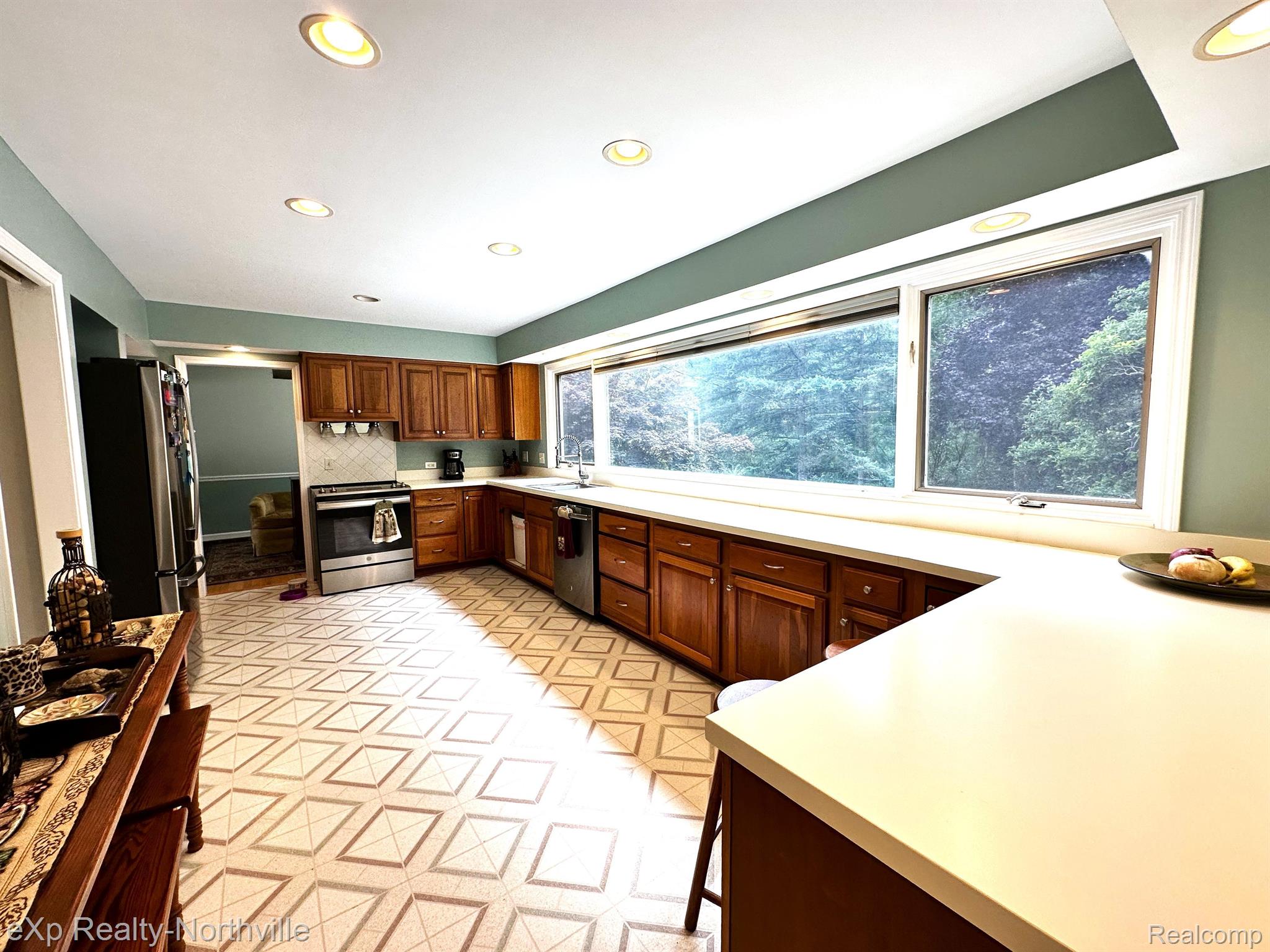 16017 Riverside Drive Livonia, MI 48154 - Photo 15 of 34 Gallery Image 15