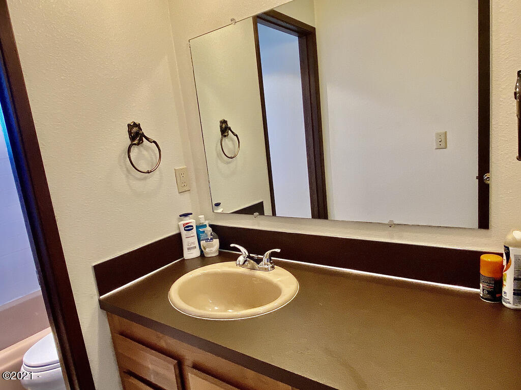 35 Southwest Hurbert Street Newport, OR 97365 - Photo 22 of 39 Bath 1