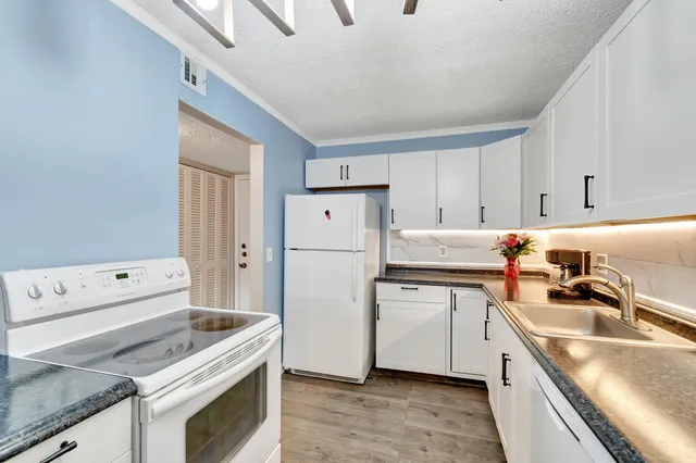 $115,000 | 1516 South Lakeside Drive, Unit 307, Lake Worth Beach, FL 33460