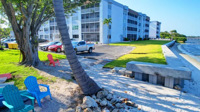 $115,000 | 1516 South Lakeside Drive, Unit 307, Lake Worth Beach, FL 33460
