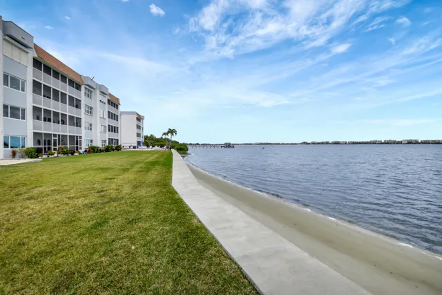 $115,000 | 1516 South Lakeside Drive, Unit 307, Lake Worth Beach, FL 33460
