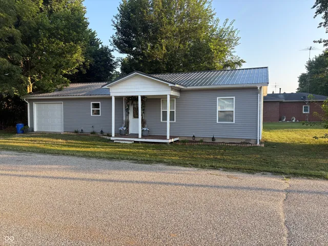 $174,900 | 402 West Maple Street, Cayuga, IN 47928