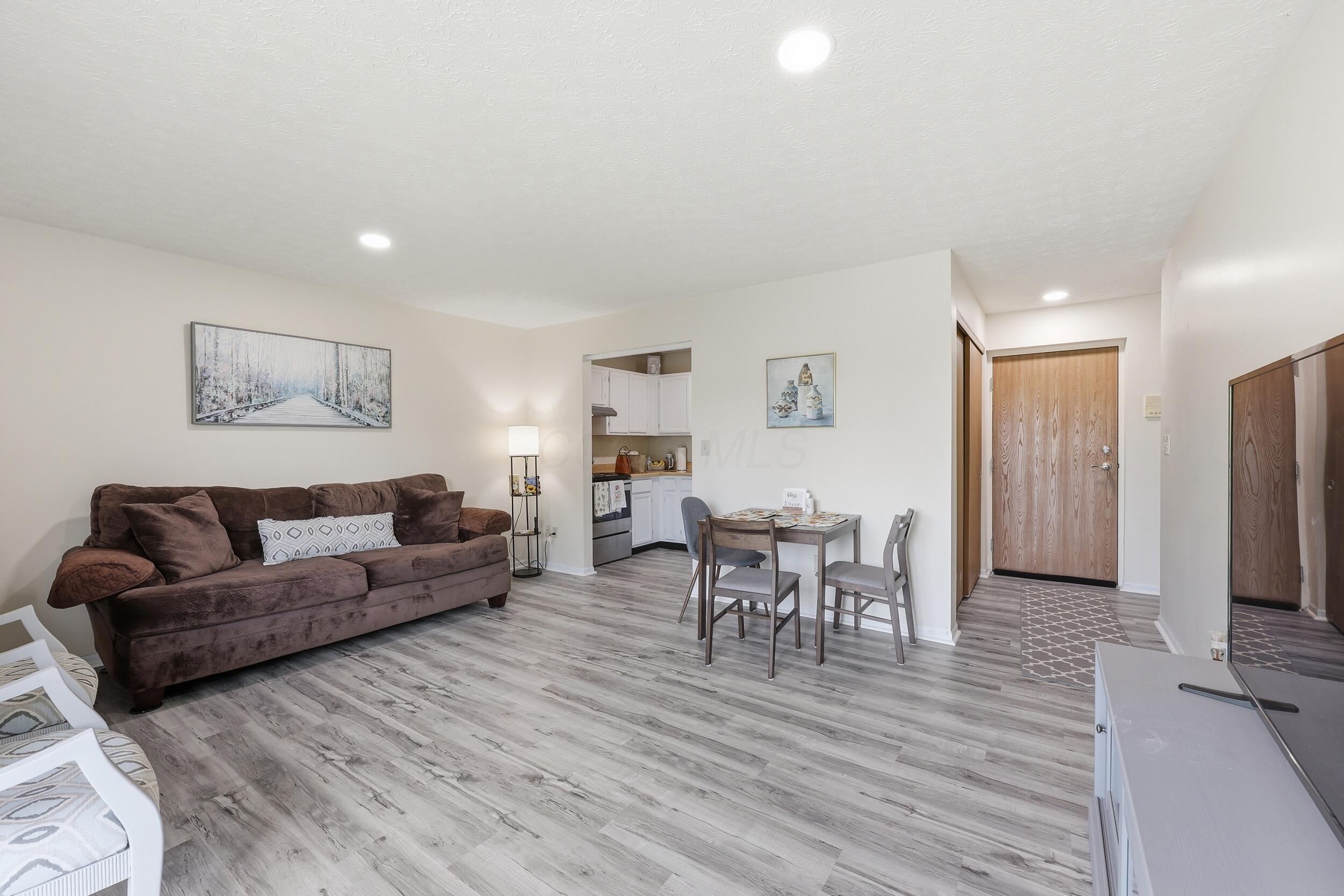 5885 Beechcroft Road, Unit 302 Columbus, OH 43229 - Photo 5 of 24 7_072a6505