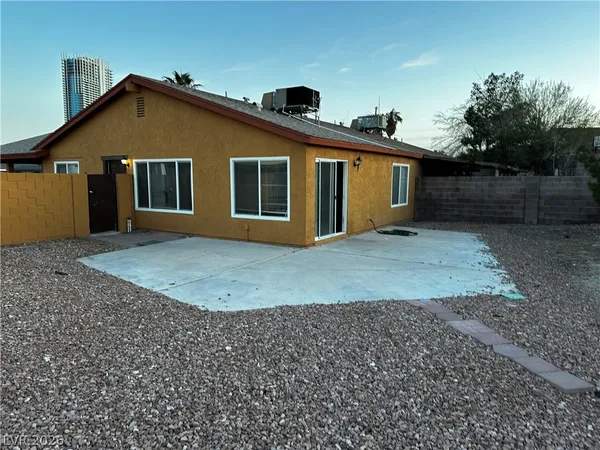 $1,850 | 3915 Calle Tereon, Las Vegas, NV 89103