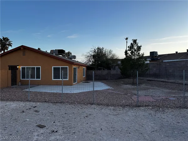 $1,850 | 3915 Calle Tereon, Las Vegas, NV 89103