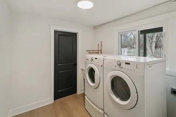 a view of entryway with washer and dryer