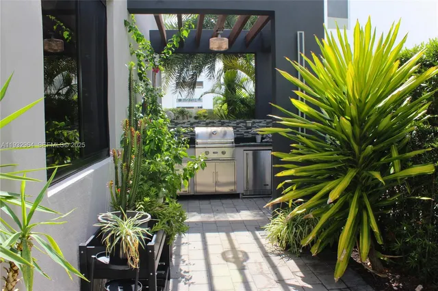 $1,599,900 | 10109 Northwest 76th Terrace, Doral, FL 33178