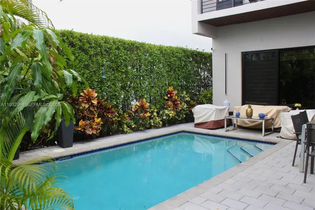 $1,599,900 | 10109 Northwest 76th Terrace, Doral, FL 33178