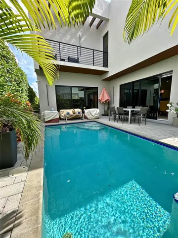 $1,599,900 | 10109 Northwest 76th Terrace, Doral, FL 33178