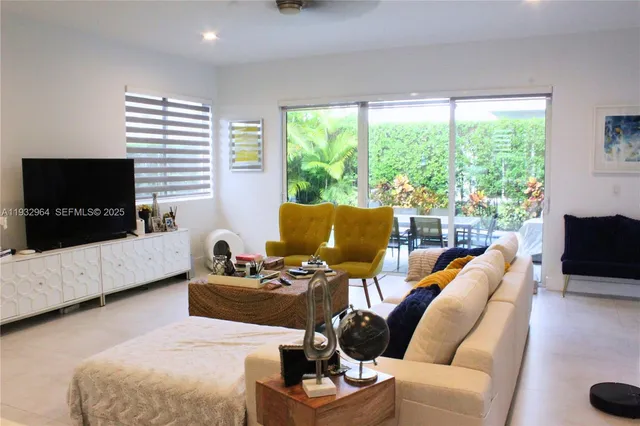 $1,599,900 | 10109 Northwest 76th Terrace, Doral, FL 33178